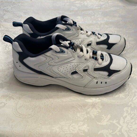 Women’s size 9 sneakers NWT - Picture 1 of 7